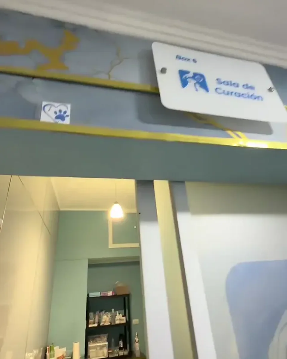 Letrero de la sala de curación sobre la entrada