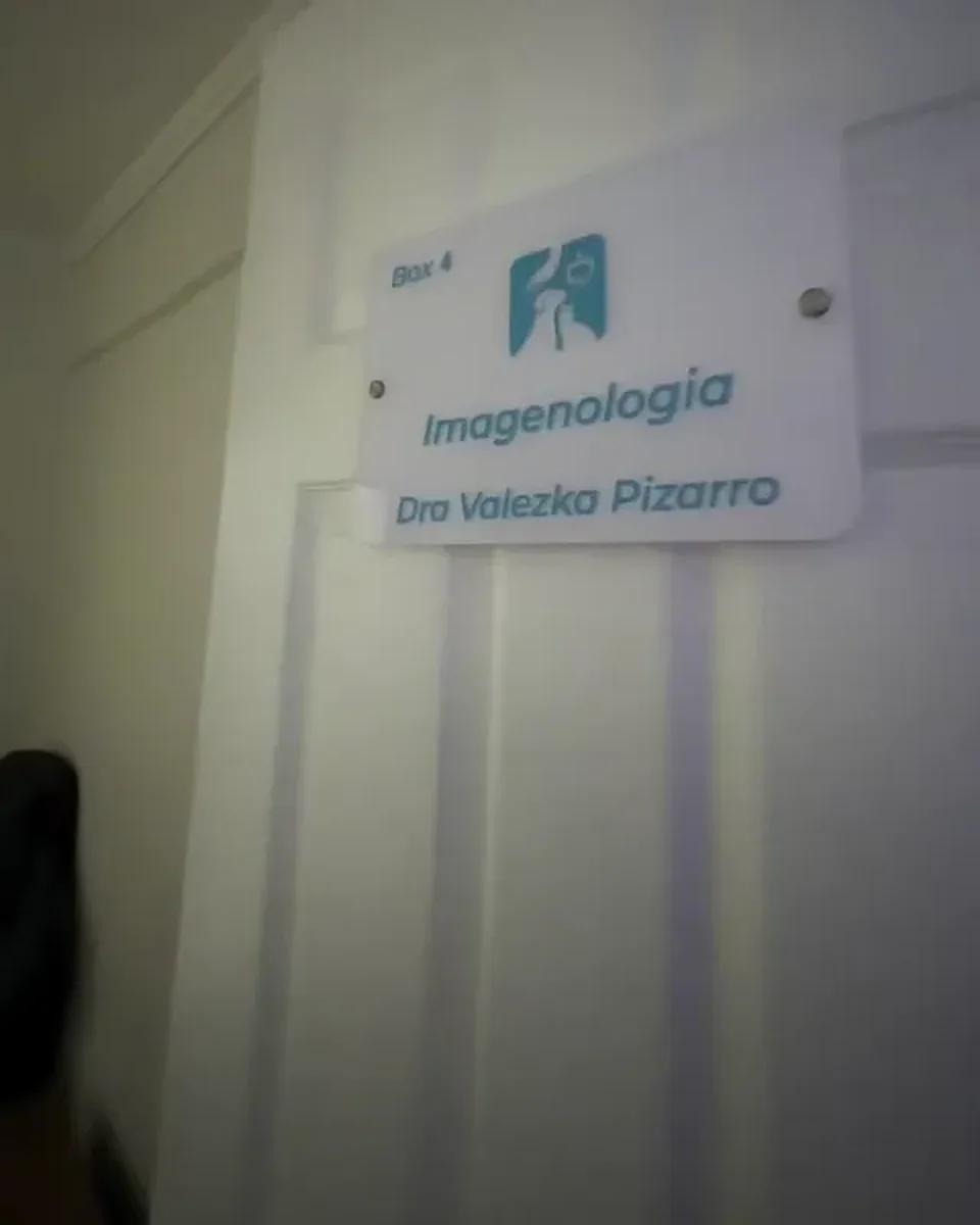Letrero de la sala de imagenología, Dra. Valeska Pizarro